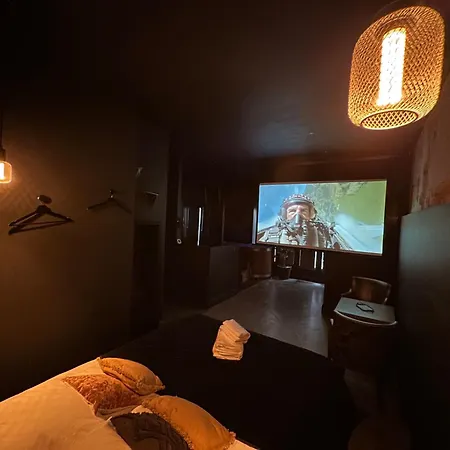 - Cinéma Et Jacuzzi Shelby