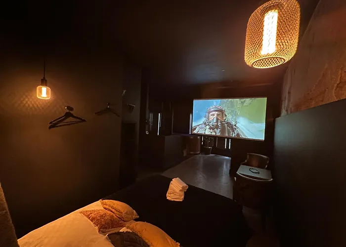 - Cinéma Et Jacuzzi Shelby